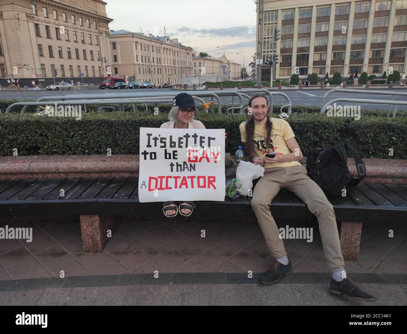 Minsk / Weißrussland - August 16 2020: Demonstratorin mit Plakat an den amtierenden Präsidenten: "Es ist besser, schwul zu sein als ein Diktator" Stockfoto
