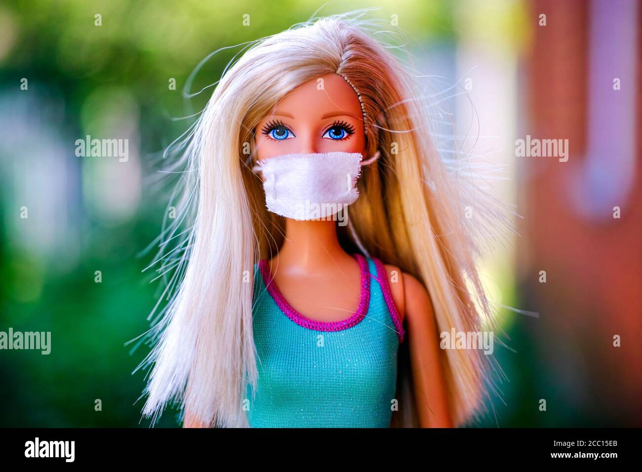 Tambow, Russische Föderation - 12. Juni 2020 zwei Barbie Puppen mit  medizinischen Masken stehen zurück an den Rücken vor gelbem Hintergrund.  Studioaufnahme Stockfotografie - Alamy