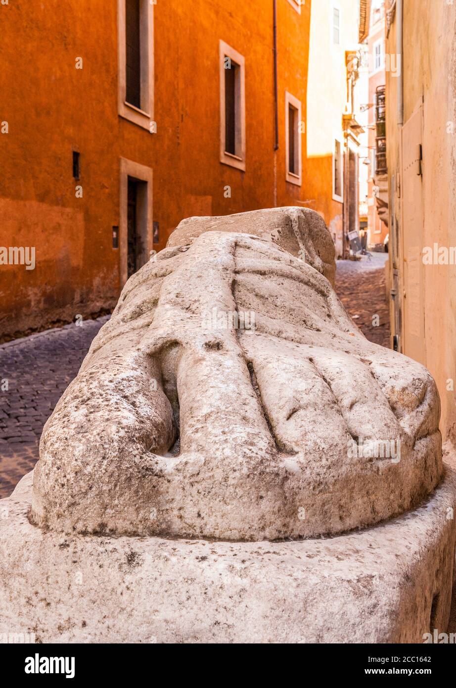 Italien, Rom, Pantheon-Viertel, Marmorfuß einer antiken Statue (Pie di Marmo) in einer Gasse Stockfoto