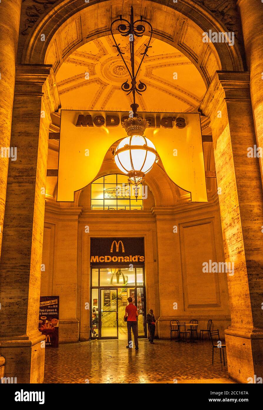 Europa, Italien, Rom, Quirinal, Platz der Republik, Mac Donalds Fast-Food-Restaurant Stockfoto