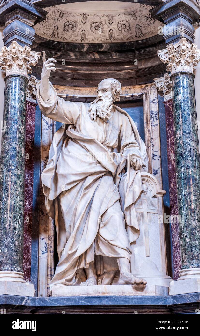 Italien, Rom, Lateranviertel, Kathedrale San Giovanni in Laterano, monumentale Statue eines Apostels Stockfoto