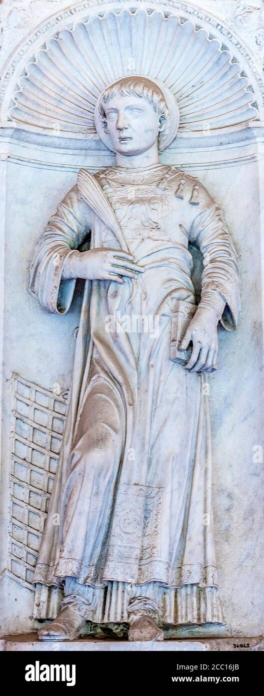 Italien, Rom, Lateranviertel, Kathedrale San Giovanni in Laterano, Flachrelief von San Lorenzo (15. Jahrhundert) in der Klostergalerie Stockfoto