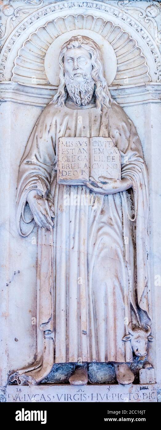 Italien, Rom, Lateranviertel, Kathedrale San Giovanni in Laterano, Flachrelief von San Luca Evangelista (15. Jahrhundert) in der Klostergalerie Stockfoto