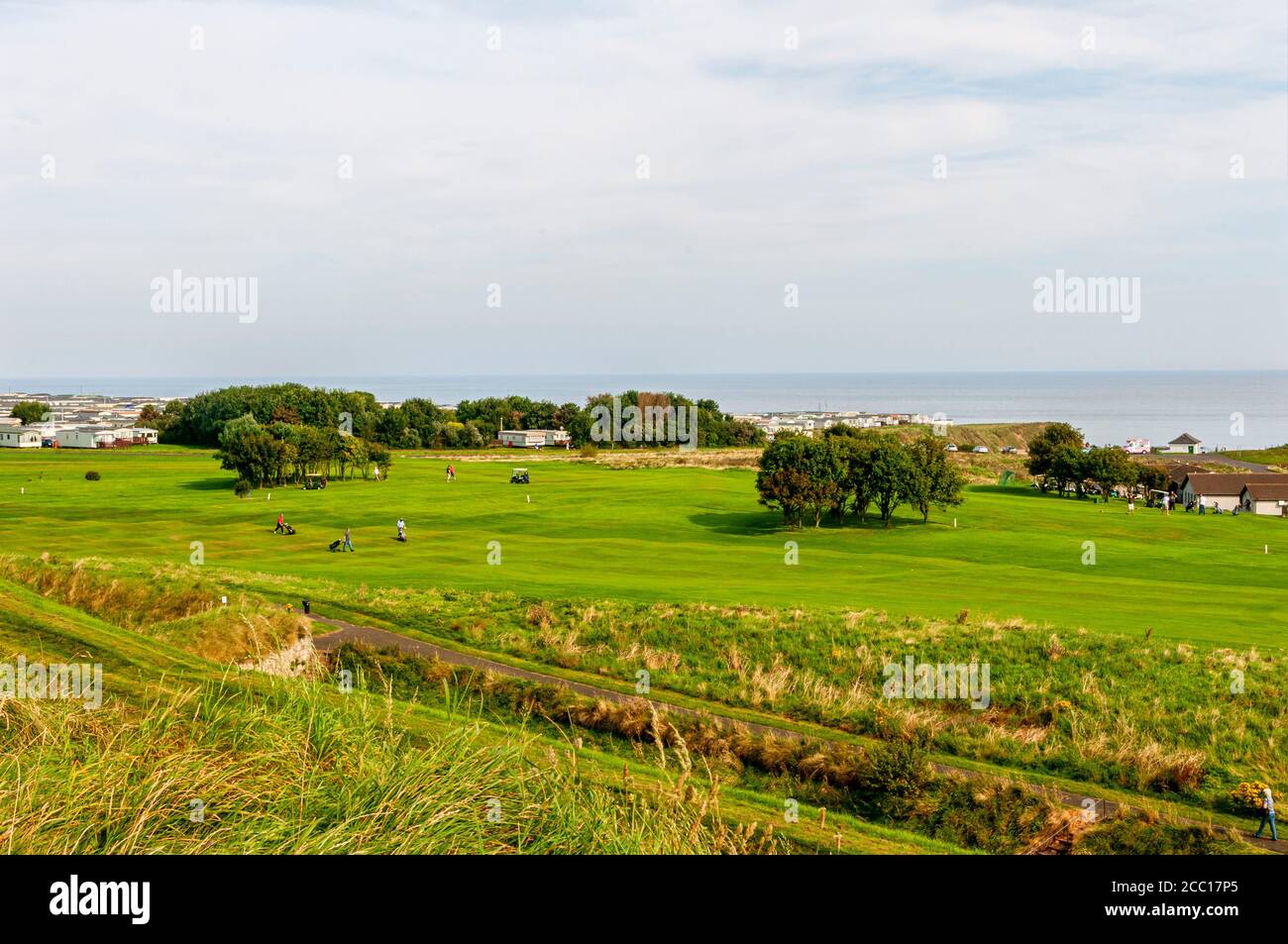 Golfer genießen einen sonnigen Tag spielen Magdalene Fields Golf Course, ein Parkland Course mit traditionellen Links Layout und herrliche malerische Ausblicke Stockfoto