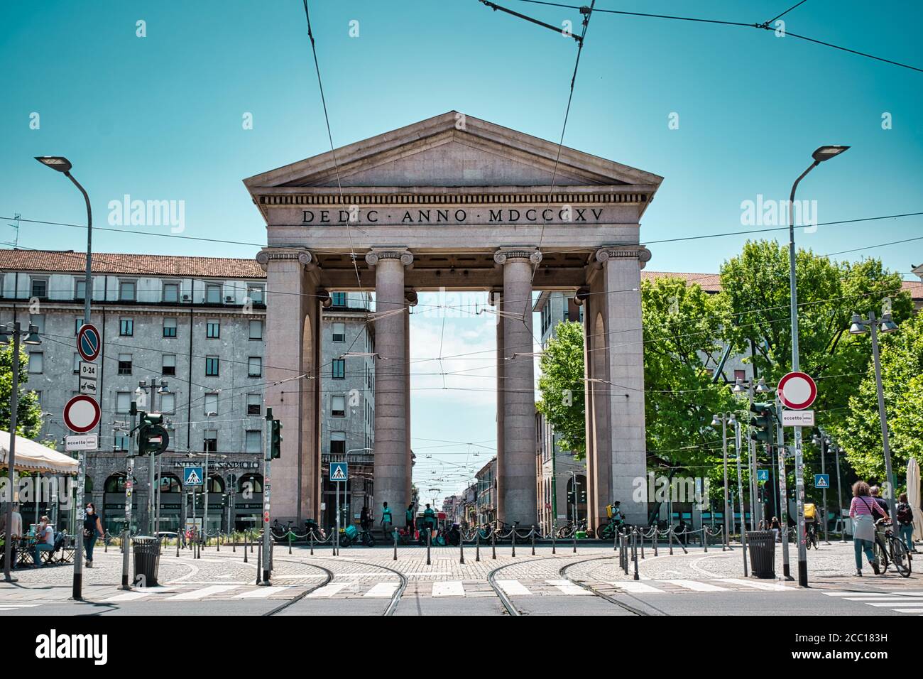 Mailand, Italien 08.16.2020: Das Porta Ticinese Stadttor, Bogen von Porta Ticinese, Arco di Porta Ticinese ist ein neoklassizistisches rosafarbenes Granittor mit Säule Stockfoto