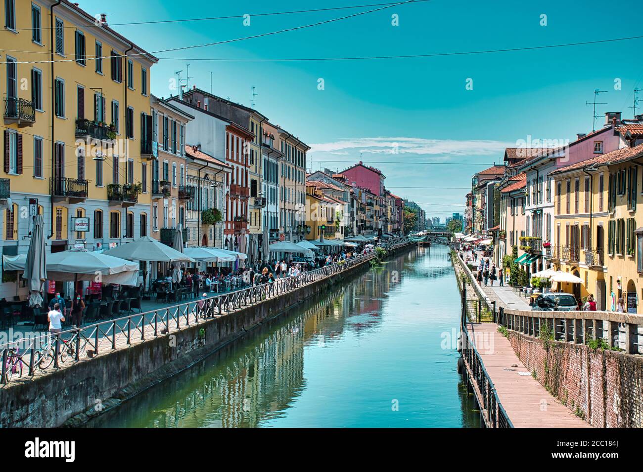 Mailand, Italien 08.16.2020: Tagsüber landschaftlich schönen Blick auf Naviglio Grande, Naviglio Grand Kanal voll mit Restaurants, Bars und Menschen in Mailand Stockfoto