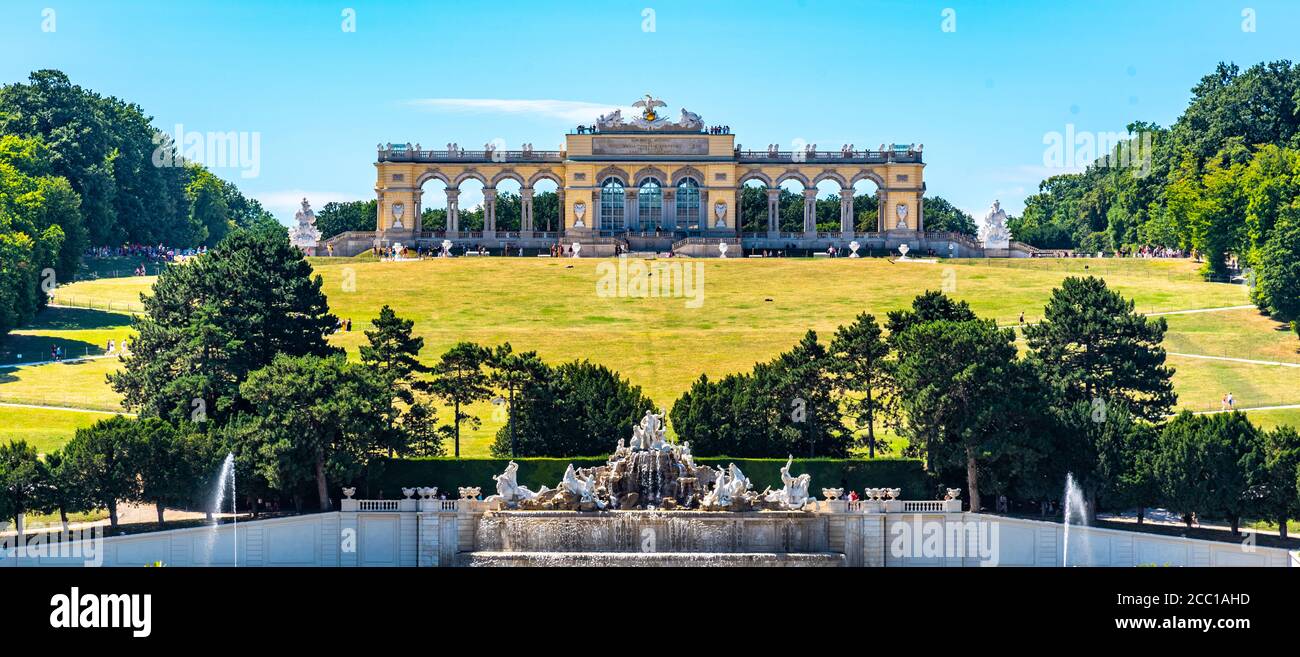 WIEN, ÖSTERREICH - 23. JULI 2019: Die Gloriette im Schlosspark Schönbrunn, Wien Österreich Stockfoto