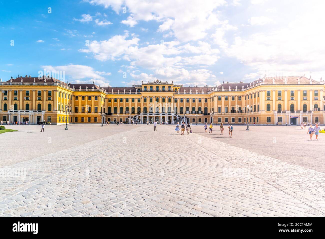 WIEN, ÖSTERREICH - 23. JULI 2019: Schloss Schönbrunn, Deutsch: Schloss Schönbrun, barocke Sommerresidenz der Habsburger Monarchen in Hietzing, Wien, Österreich. Panoramablick auf die Fassade vom Haupthof. Stockfoto