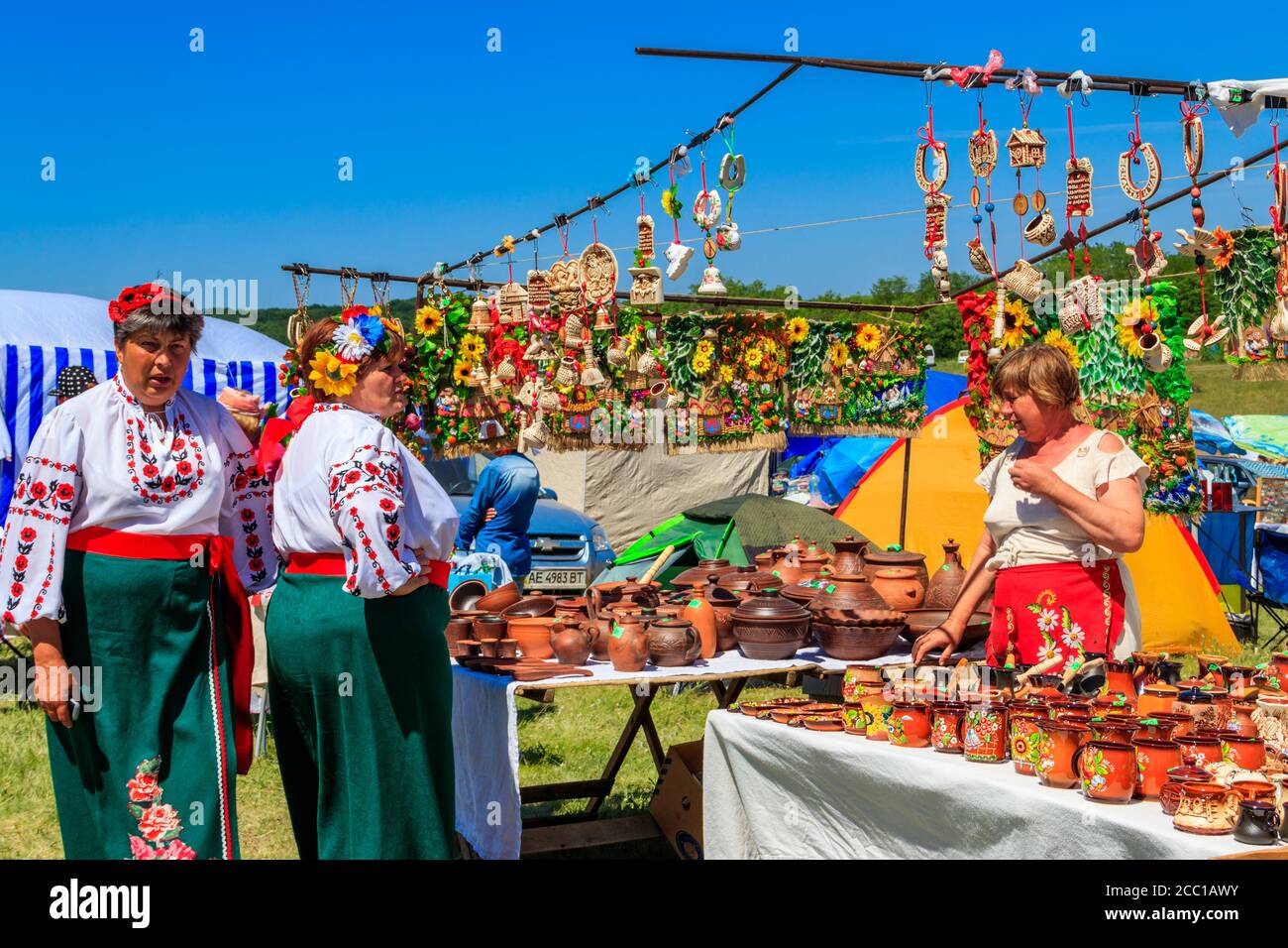 Dnipropetrovsk Region, Ukraine - 2. Juni 2018: Frauen in der ukrainischen Kleidung Kauf Ton Keramik Keramik auf dem Markt während Ethno-Rock-Festival Stockfoto