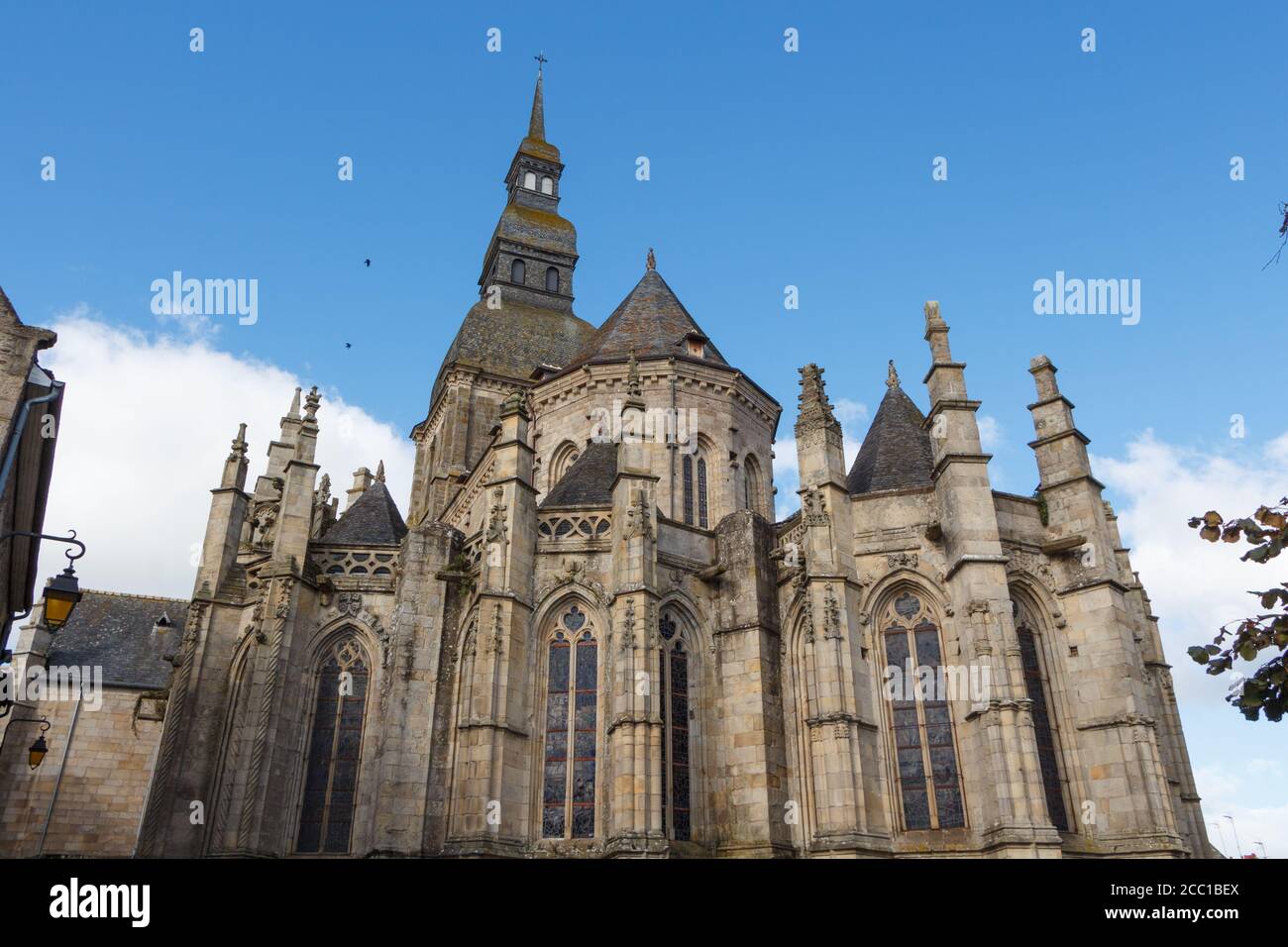 Im Freien der Basilika Saint Sauveur in Dinan Stockfoto