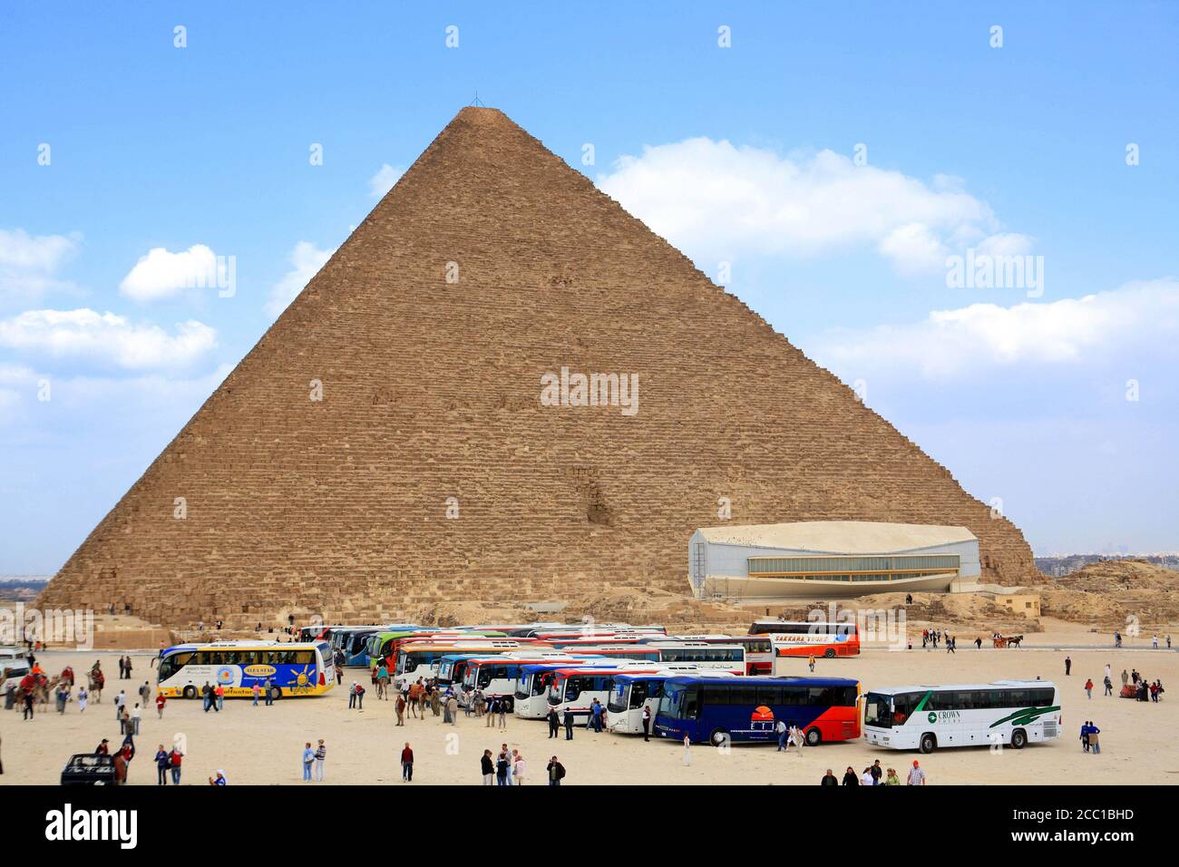 Ägypten, Kairo, Touristen vor der Pyramide von Kheops. Stockfoto