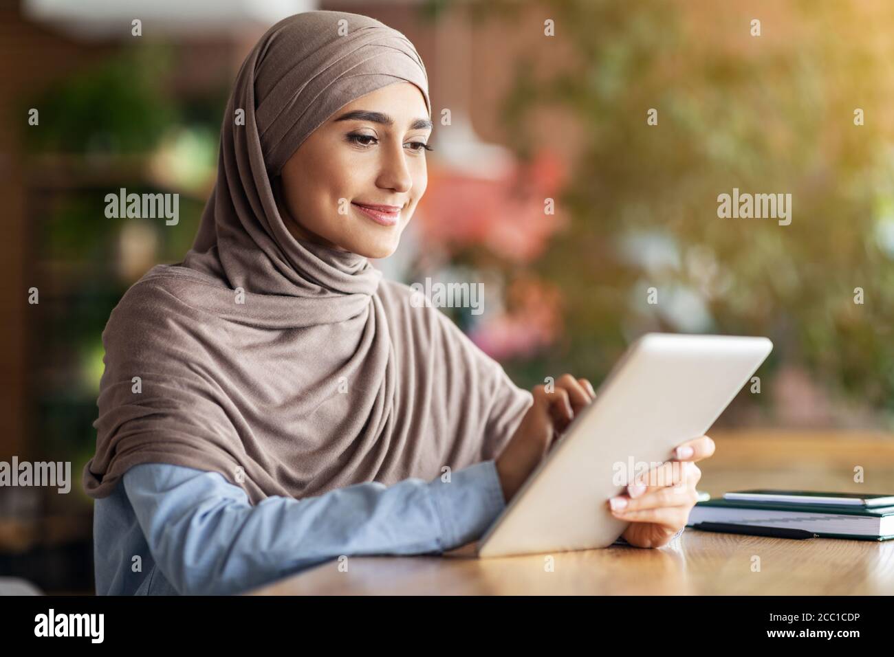 Schöne muslimische Frau Bloggerin arbeitet im Café, mit digitalen Tablet Stockfoto