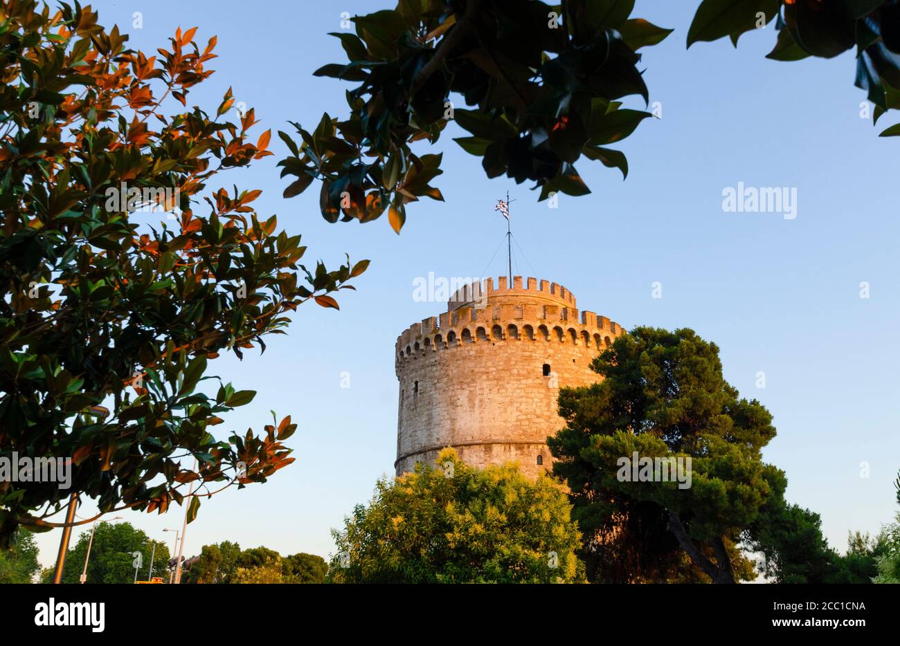 Gesamtansicht des berühmten Weißen Turms von Thessaloniki Mazedonien Griechenland. Dieses Wahrzeichen war früher eine osmanische Festung und ein Gefängnis - Foto: Geopix/A Stockfoto
