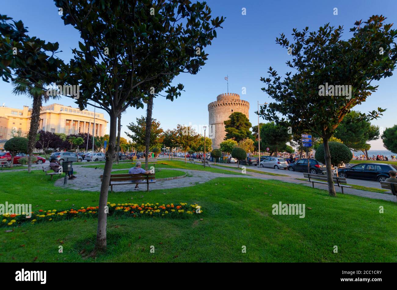 Gesamtansicht des berühmten Weißen Turms von Thessaloniki Mazedonien Griechenland. Dieses Wahrzeichen war früher eine osmanische Festung und ein Gefängnis - Foto: Geopix/A Stockfoto