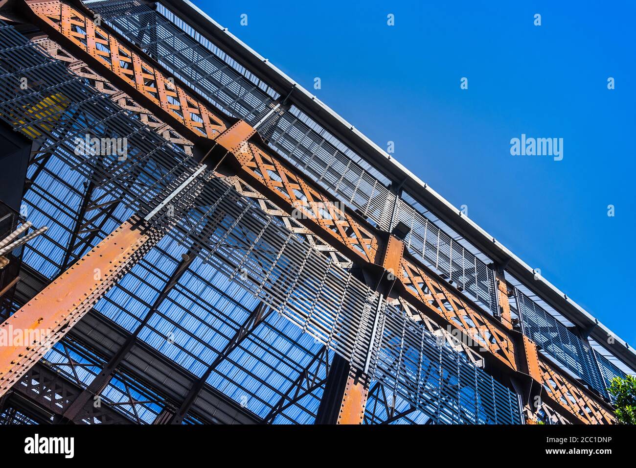 Detail der Träger und Verglasung der Galerie des Machines auf der Ile de Nantes - Nantes, Loire-Atlantique, Frankreich. Stockfoto