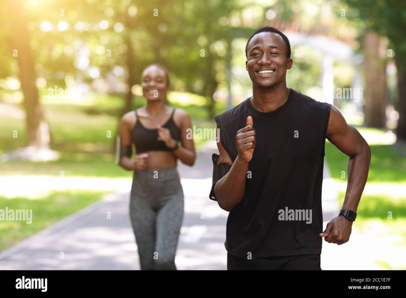 Aktives Afroamerikanisches Paar Joggt Im Sommer Park Und Genießt Gesunden Lebensstil Stockfoto