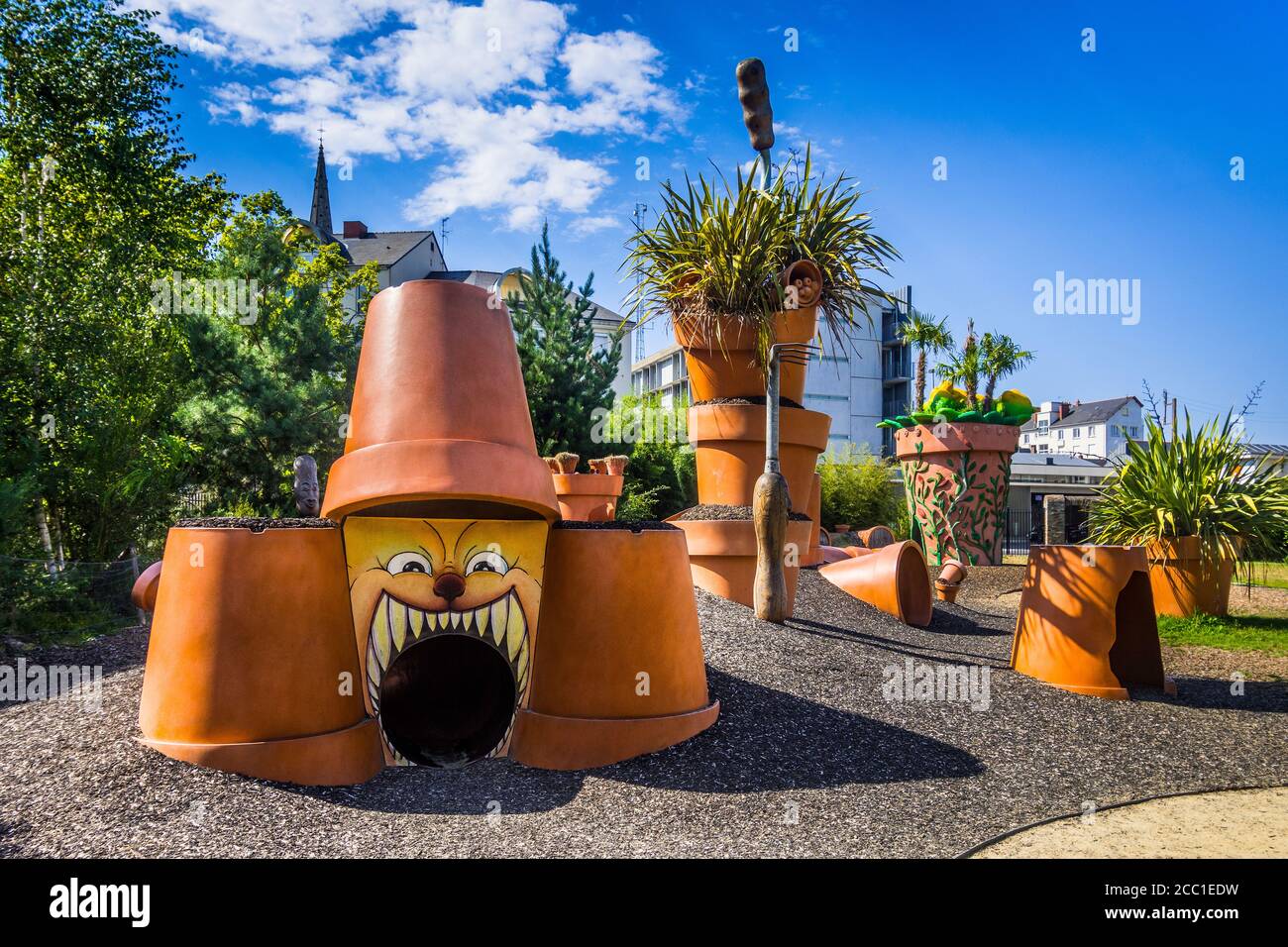 Riesige Pflanzentopfskulpturen im Jardin des Plantes - Nantes, Loire-Atlantique, Frankreich. Stockfoto