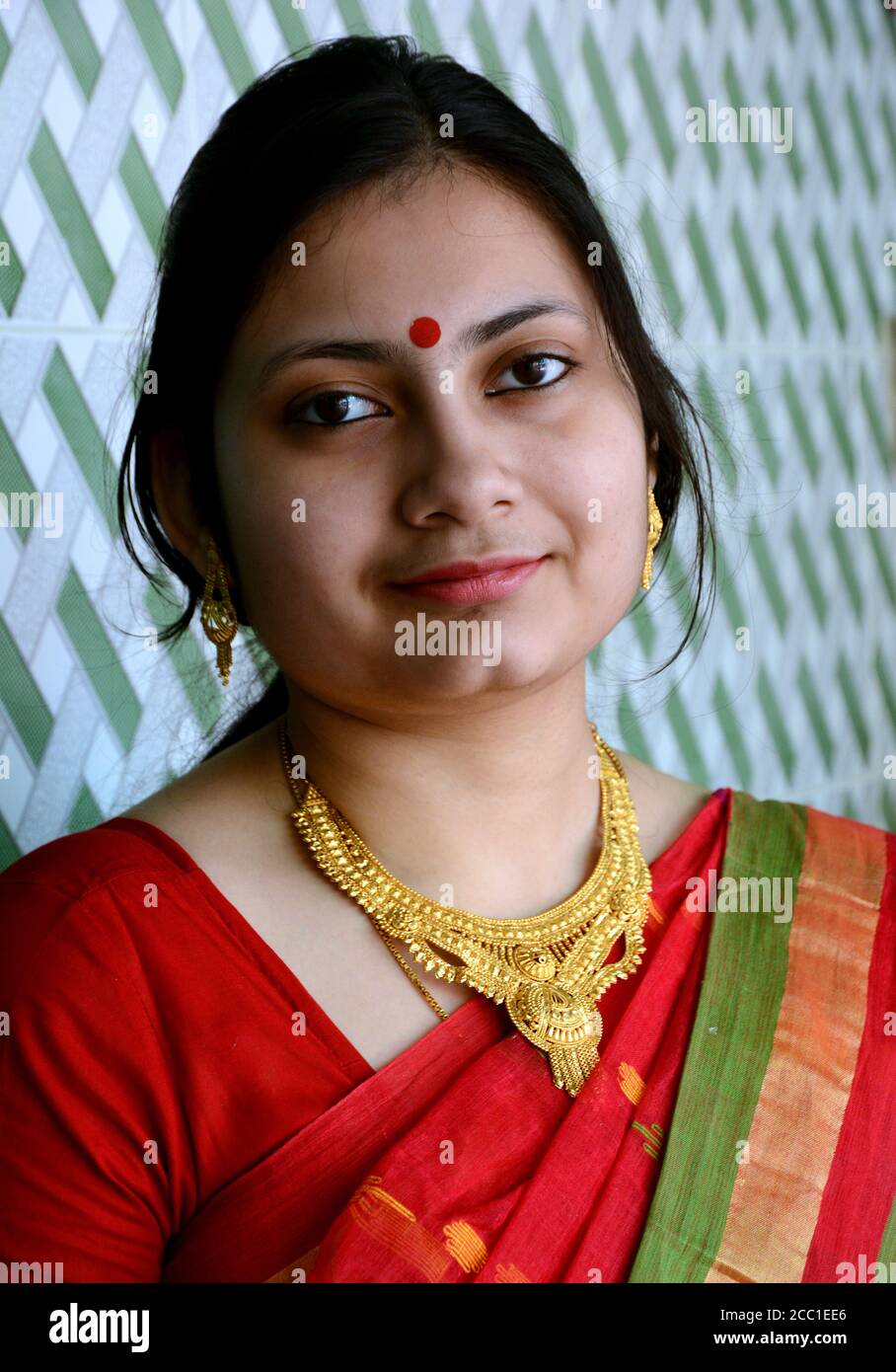 Eine schöne junge traditionelle indische Frau mit Saree-Portrait für ihre Hochzeitszeremonie. Stockfoto