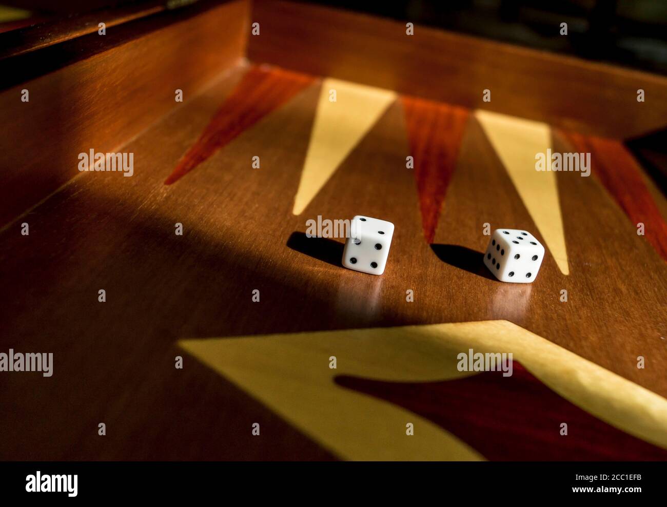 Zwei Würfel auf Backgammon Spiel - traditionelle alte Brettspiel. Schöne alte elegante Mahagoni Holz Spiel Stockfoto