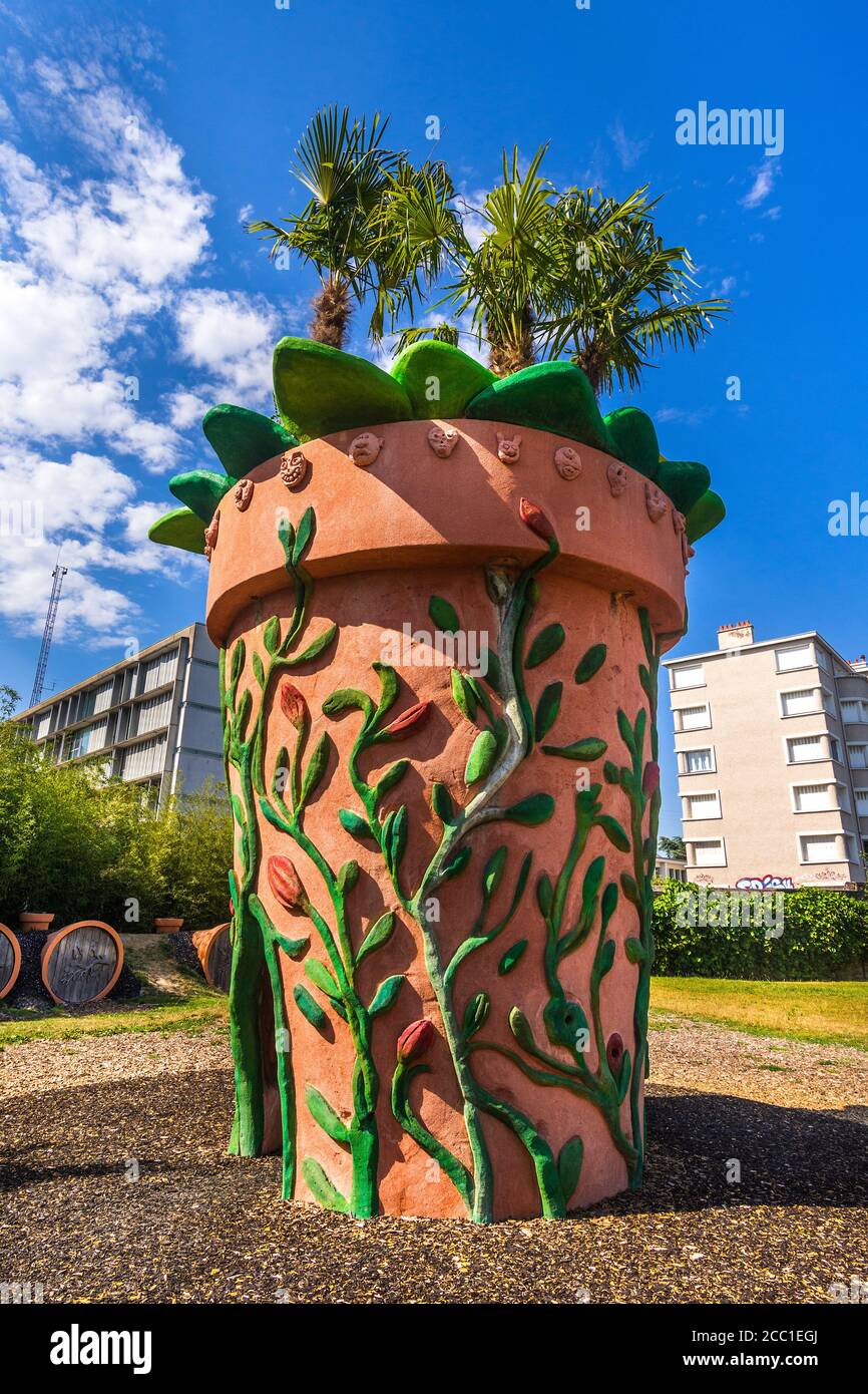 Riesige dekorative Pflanzentopfskulptur im Jardin des Plantes - Nantes, Loire-Atlantique, Frankreich. Stockfoto