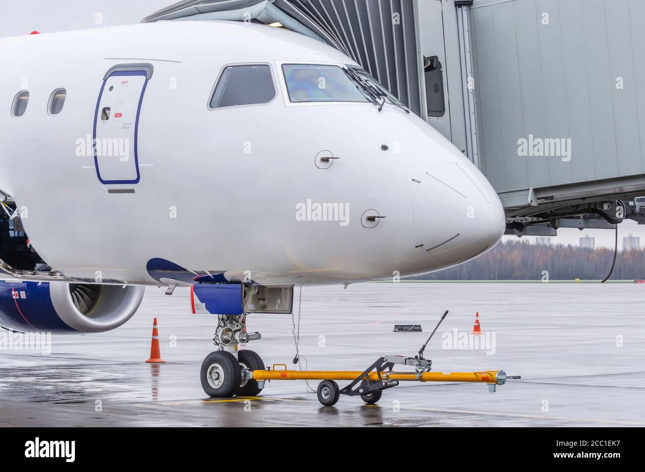 Flugzeug mit SCHLEPPER für das vordere Fahrwerk vor Abfahrt Stockfoto