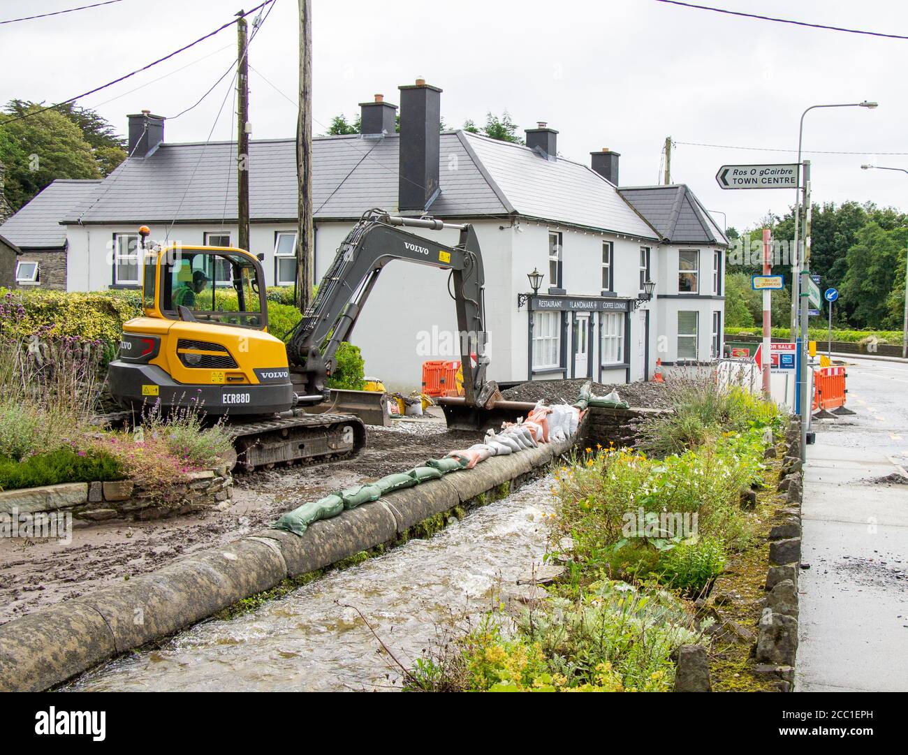 Rosscarbery, West Cork, Irland, 17. August 2020. Nach den Überschwemmungen beginnt die Aufräumarbeiten, die Hauptroute N71 wurde heute in Rosscarbery wieder geschlossen, mit Ablenkungen, als die arbeiter und Beamten des rates die Mammutaufgabe begannen, Tonnen von Schlamm und Schutt von den Straßen zu beseitigen und die Straßenoberflächen in der Gegend zu reparieren. Credit aphperspective/ Alamy Live Nachrichten Stockfoto