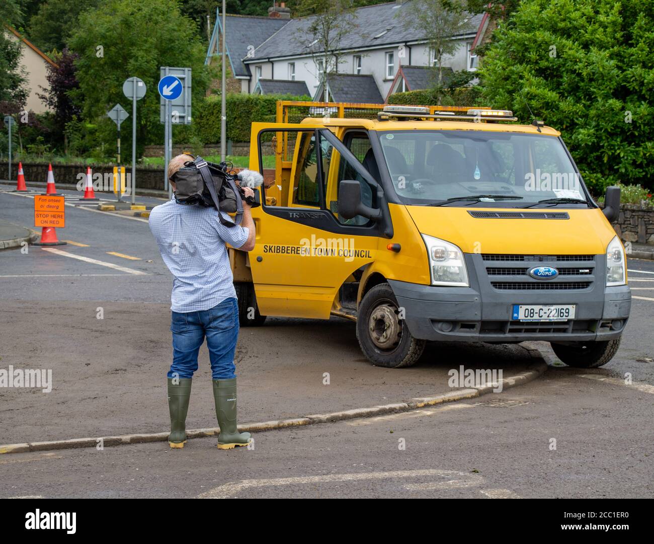 Rosscarbery, West Cork, Irland, 17. August 2020. Nach den Überschwemmungen beginnt die Aufräumarbeiten, die Hauptroute N71 wurde heute in Rosscarbery wieder geschlossen, mit Ablenkungen, als die arbeiter und Beamten des rates die Mammutaufgabe begannen, Tonnen von Schlamm und Schutt von den Straßen zu beseitigen und die Straßenoberflächen in der Gegend zu reparieren. Credit aphperspective/ Alamy Live Nachrichten Stockfoto