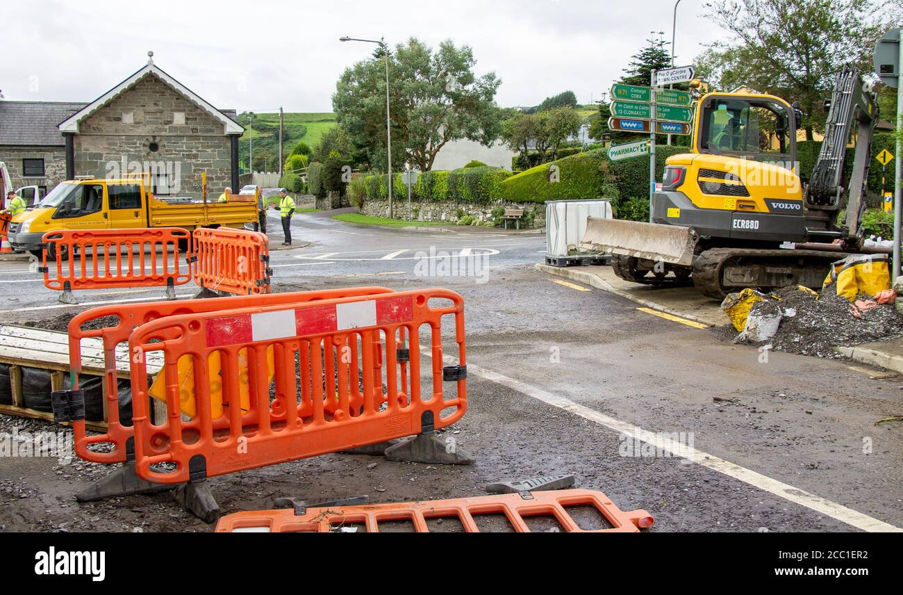 Rosscarbery, West Cork, Irland, 17. August 2020. Nach den Überschwemmungen beginnt die Aufräumarbeiten, die Hauptroute N71 wurde heute in Rosscarbery wieder geschlossen, mit Ablenkungen, als die arbeiter und Beamten des rates die Mammutaufgabe begannen, Tonnen von Schlamm und Schutt von den Straßen zu beseitigen und die Straßenoberflächen in der Gegend zu reparieren. Credit aphperspective/ Alamy Live Nachrichten Stockfoto