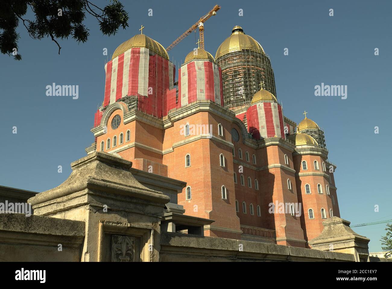 Die letzten Etappen des Baus der umstrittenen neuen rumänischen orthodoxen Kathedrale in Bukarest, 2020. Das größte seiner Art in Europa. Stockfoto