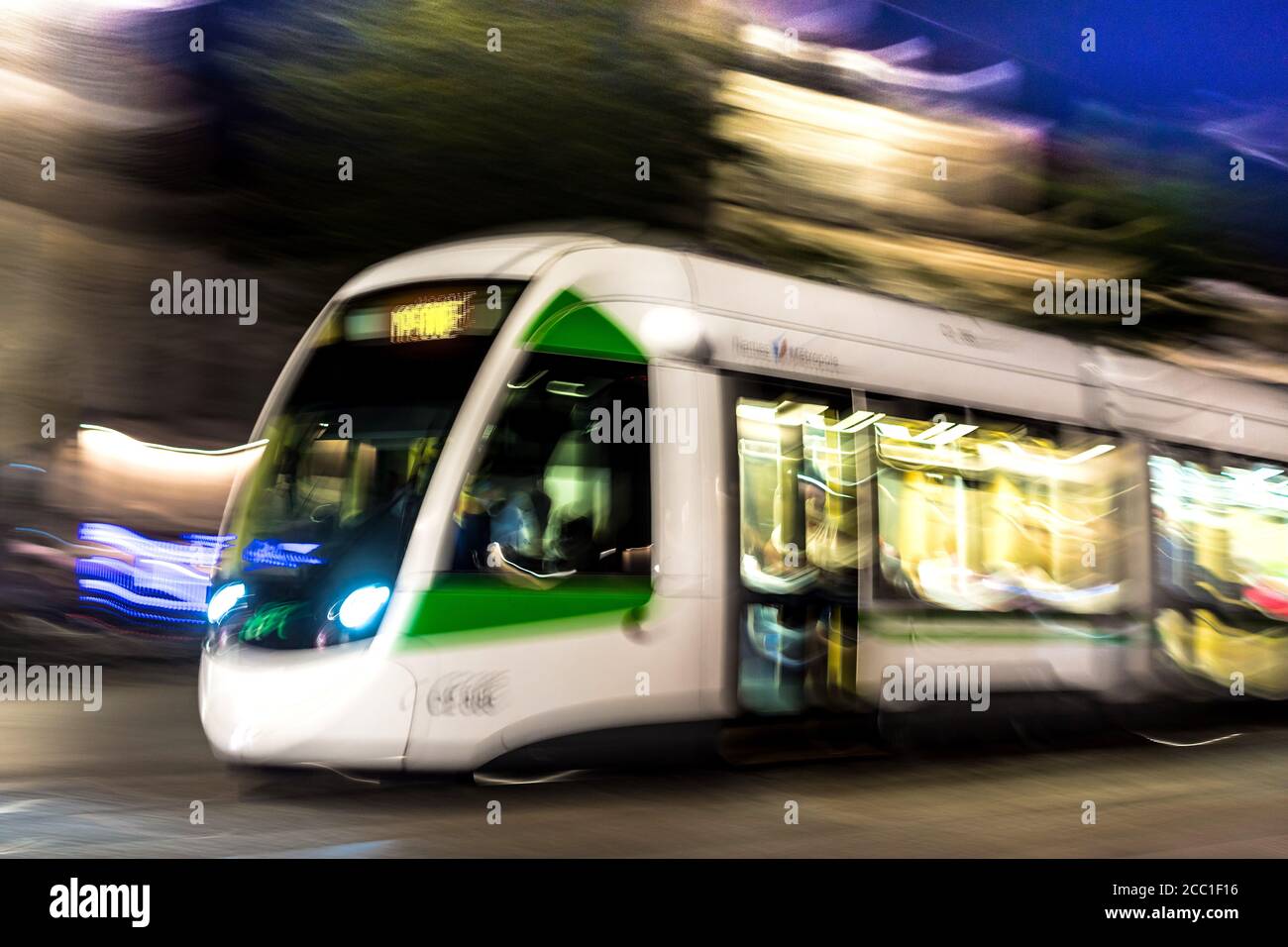 Spät in der Nacht Alstom öffentliche Straßenbahn mit Geschwindigkeit in Nantes, Loire-Atlantique, Frankreich. Stockfoto