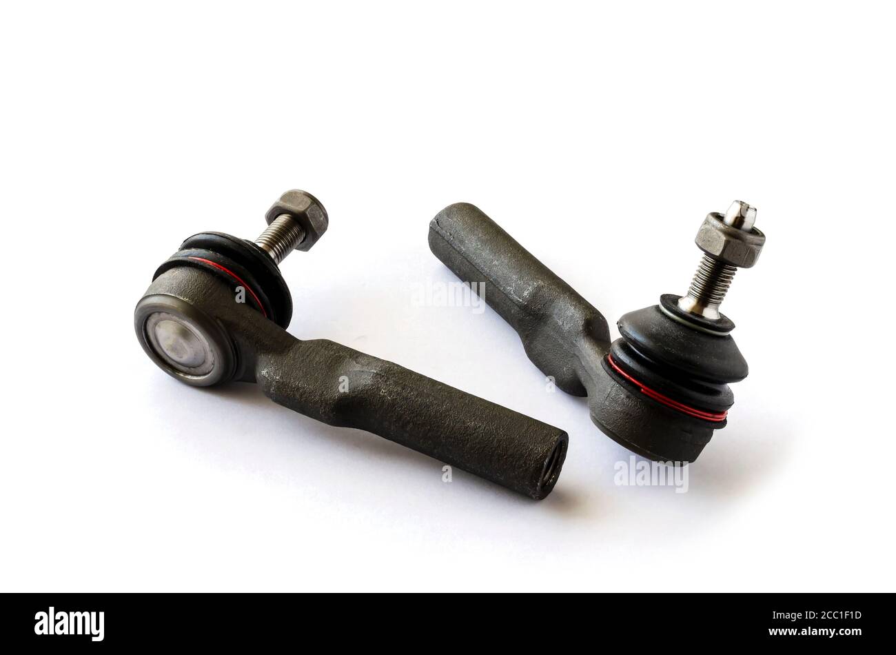 Satz von Zugstangen oder Kugelgelenken auf weißem Hintergrund. Neues Ersatzteil für Lenkstange. Handel mit Ersatzteilen oder Autoservice. Stockfoto
