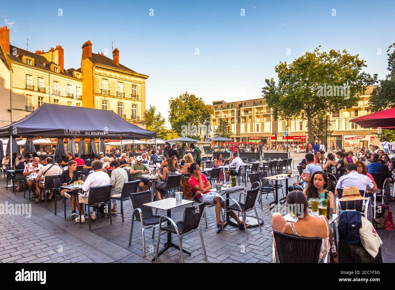 Happy Hour am frühen Abend (nicht-soziale Distanzierung) Massen von Trinker und Diner auf dem Place du Bouffay, Nantes, Loire-Atlantique, Frankreich. Stockfoto
