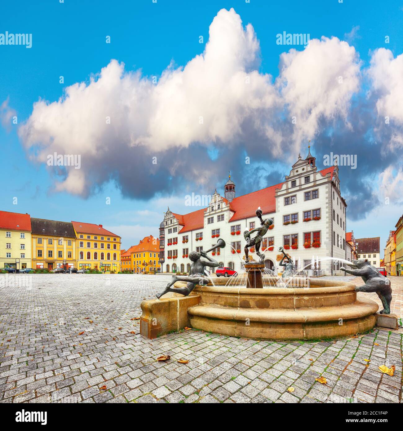 Herrliche Herbstansicht des Torgau Rathauses und des berühmten Brunnens. Malerischer Blick auf Torgau Stadt am Elbufer. Lage: Torgau, nordwestlich S Stockfoto