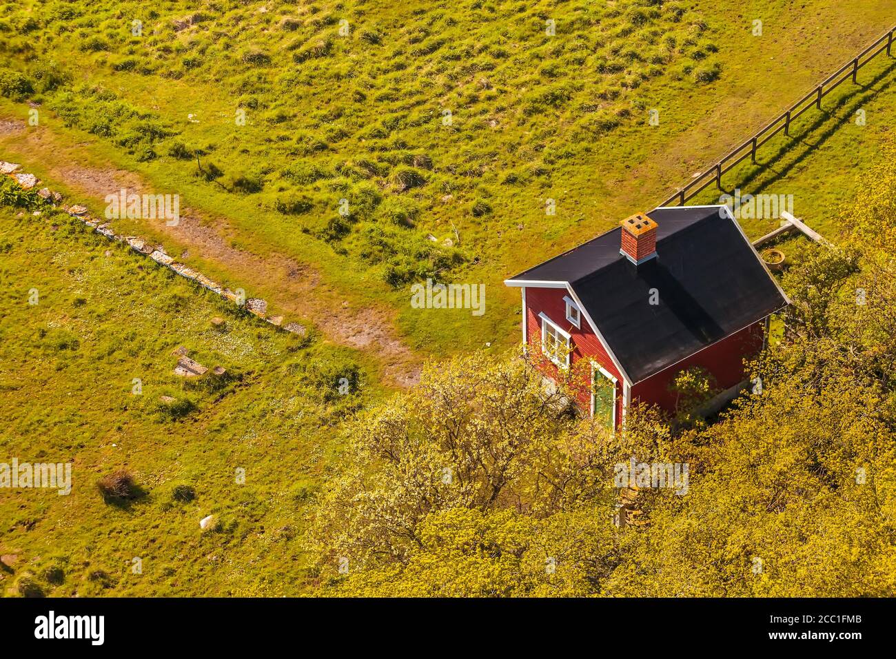 Luftaufnahme eines kleinen schwedischen Bauernhauses auf dem Insel Oland Stockfoto