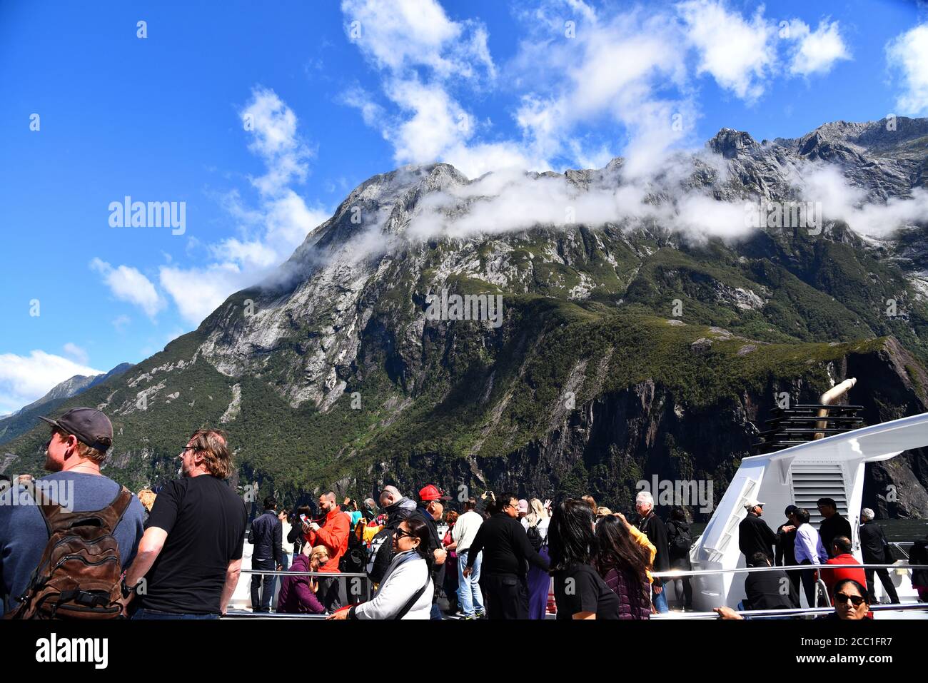 Tourist auf dem Oberdeck während der milford Sound Kreuzfahrt, Südinsel, Neuseeland Stockfoto