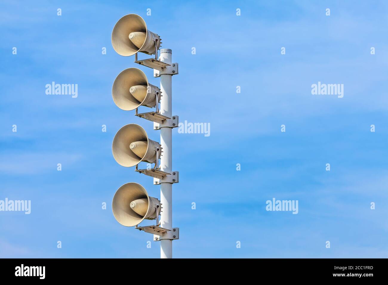 Reihe von Outdoor-Megaphonen gegen einen blauen Himmel Stockfoto