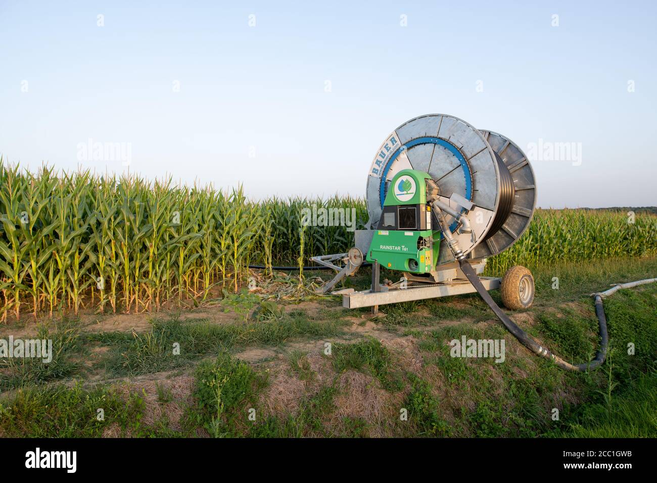 Dordogne, Frankreich: Juli 2020: Ein Bauer Rainstar T61 Bewässerungssystem wird verwendet, um ein Maisfeld auf einem Bauernhof in Frankreich zu bewässern Stockfoto