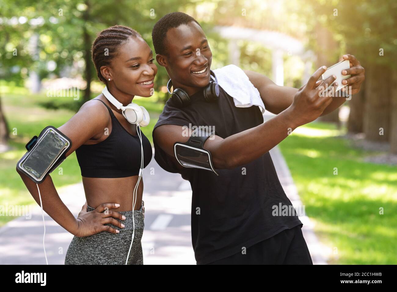 Black Millennial Paar Unter Selfie Auf Smartphone Während Sport Gemeinsam Im Freien Stockfoto