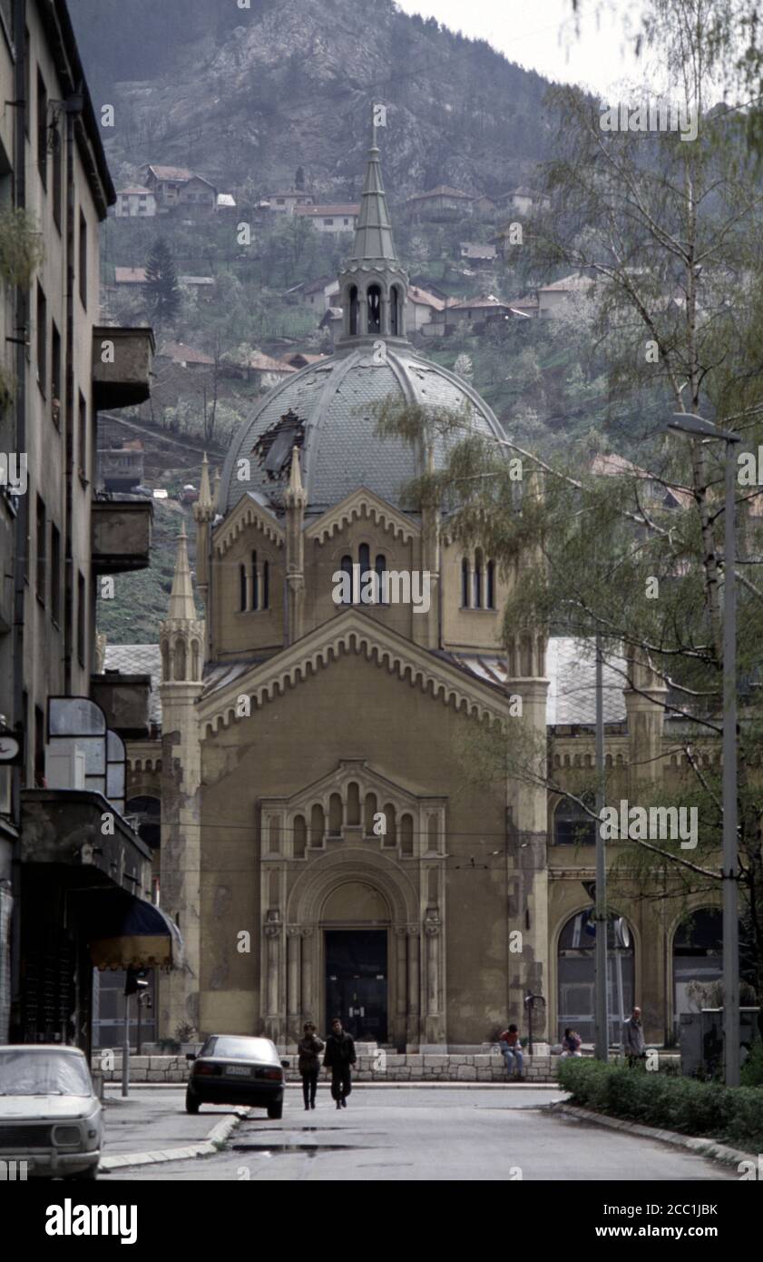 15. April 1994 während der Belagerung von Sarajevo: Der Blick nach Süden entlang der Radićeva Straße in Richtung der Akademie der Schönen Künste (ehemals Evangelische Kirche). Stockfoto
