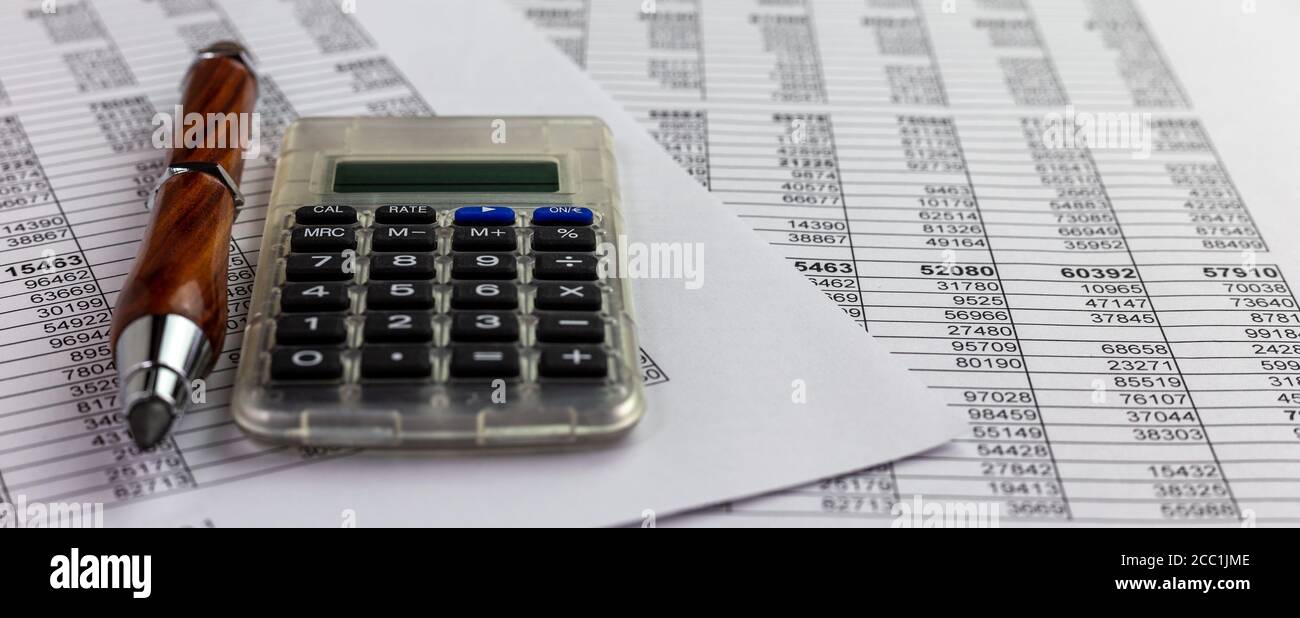 Bleistift und Rechner über finanzielle Tabelle Zahlen.. Konzeptionell für Buchhaltung, Budget, Gewinn und Finanzen Stockfoto