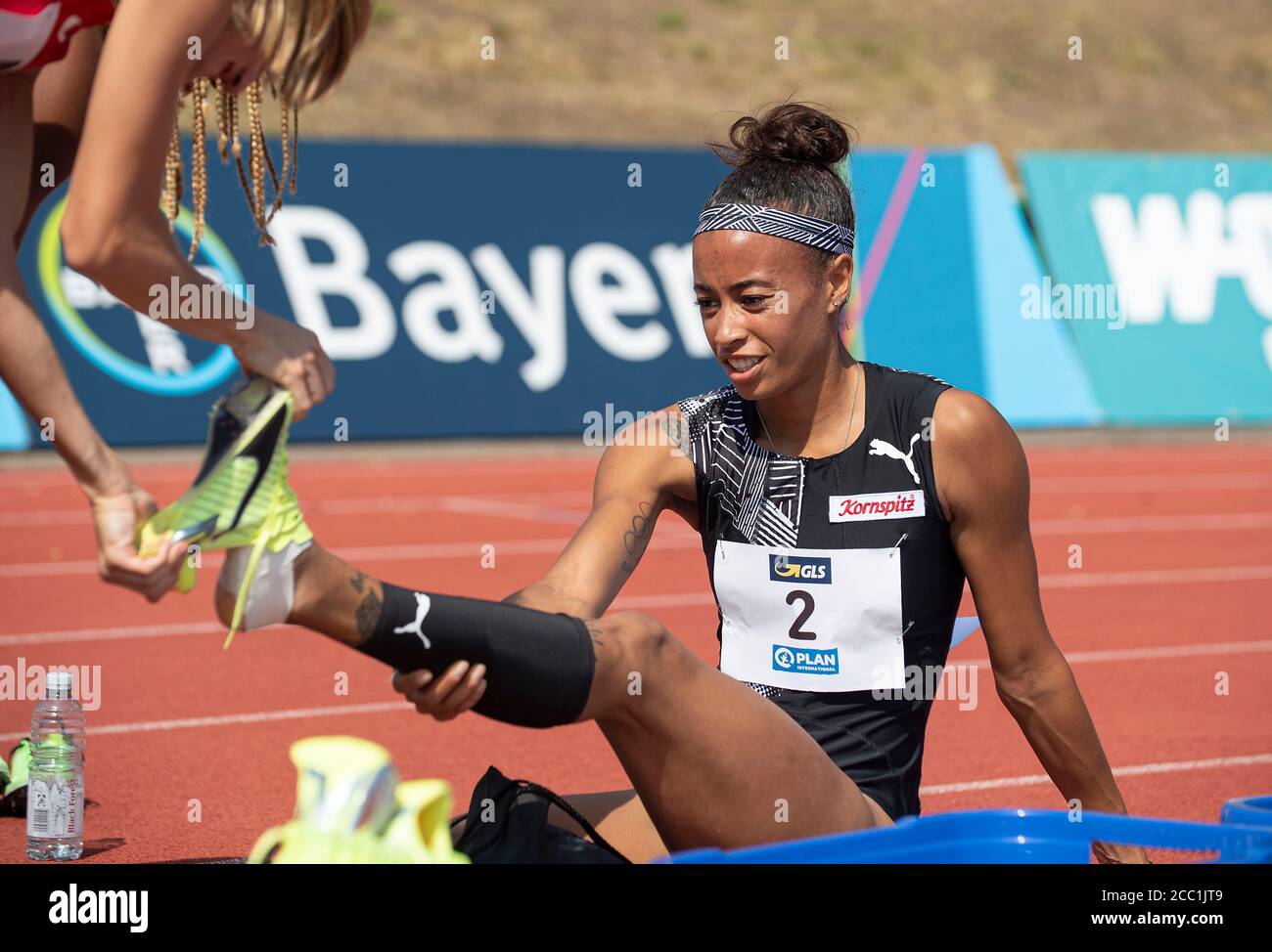 Tatjana Pinto Lc Paderborn 4 Platz Mit Schmerzen Nach Dem Lauf Bekommt Hilfe Beim Ausziehen Der