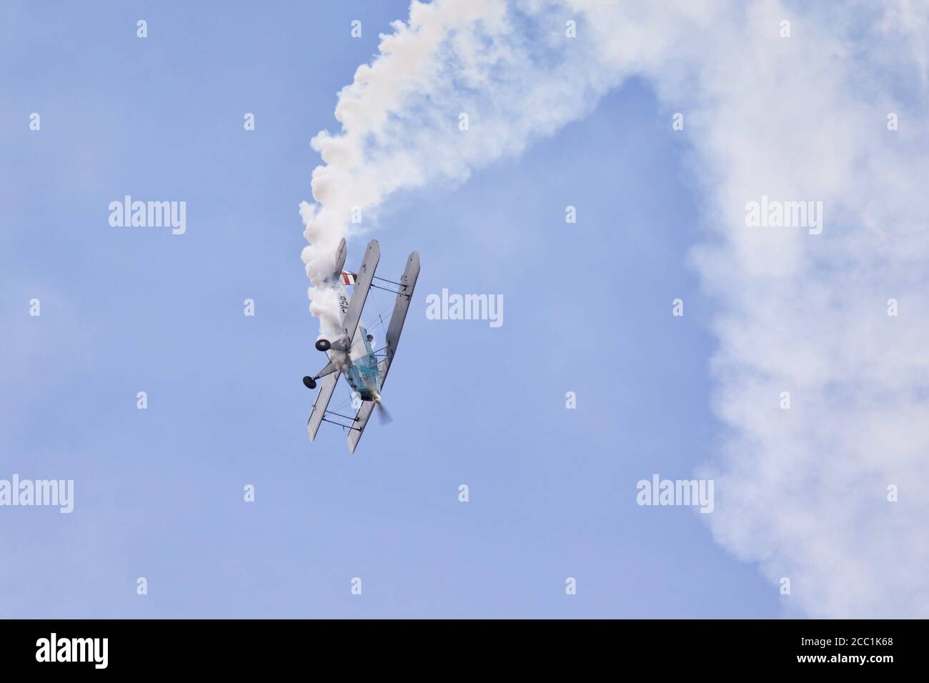 Bücher Jungmann ‘G-BSAJ’ mit der Farbgebung der Olympischen Spiele 1936 in Berlin Airborne auf Shuttleworth Drive-in Airshow am 2. August 2020 Stockfoto