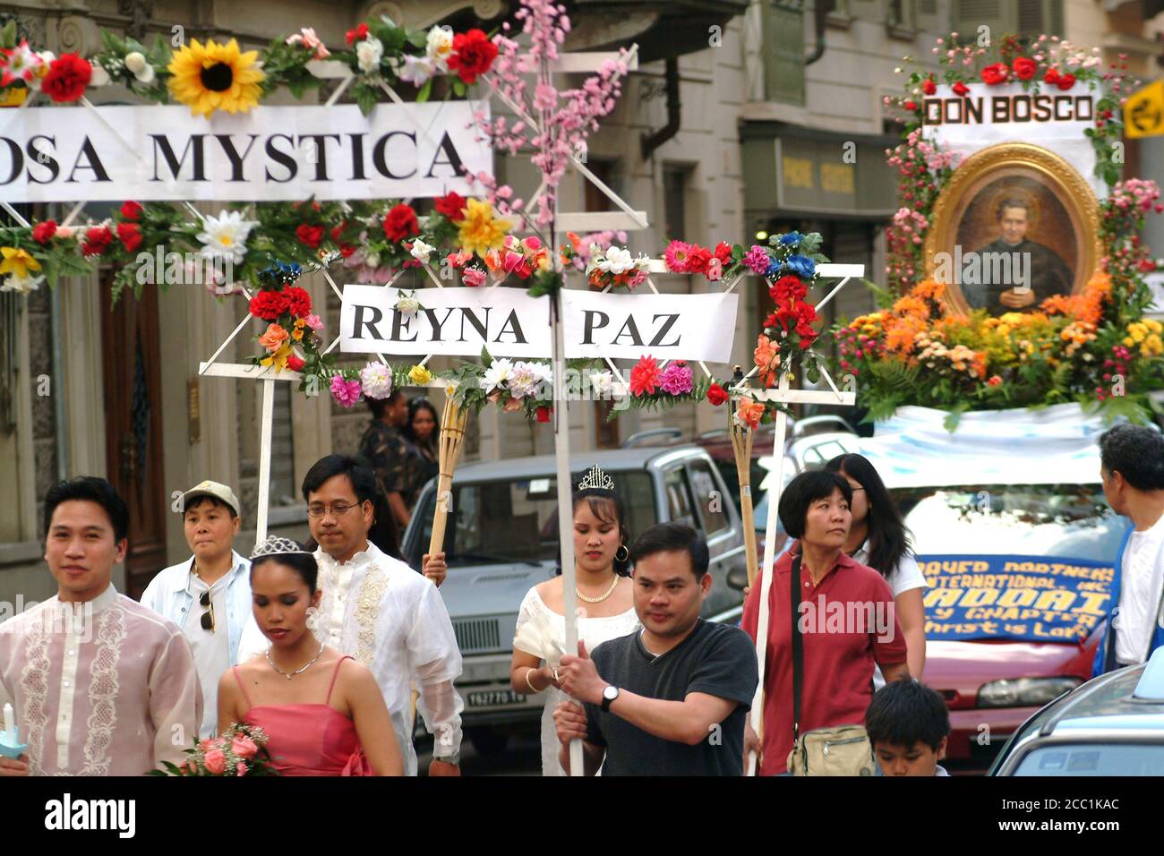 Turin, Piemont/Italien -05/30/2004- „Santacruzan“ ist der religiös-historische Wettbewerb, der auf den Philippinen während des Festivals von Flores de Mayo stattfindet. Stockfoto