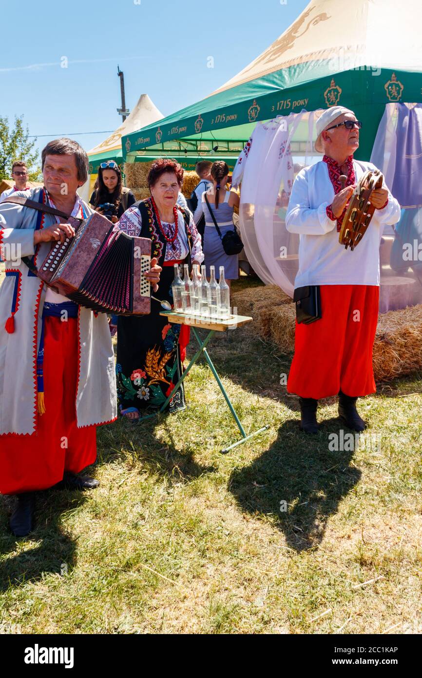Region Dnipropetrovsk, Ukraine - 2. Juni 2018: Volksmusikanten in traditioneller ukrainischer Kleidung tritt während des Ethnorock-Festivals Kozak Fest auf Stockfoto