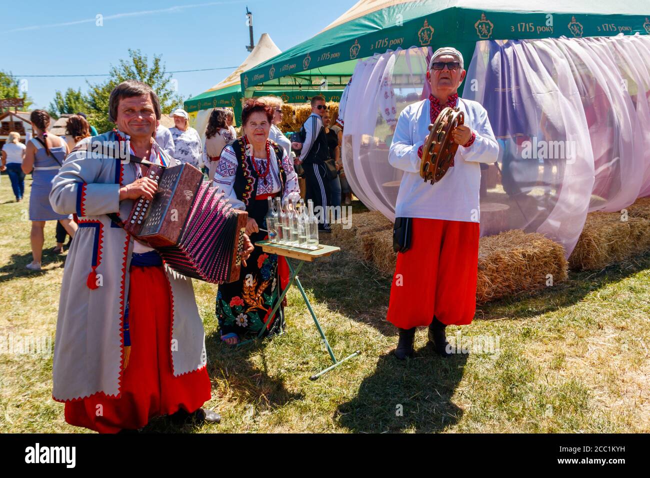 Region Dnipropetrovsk, Ukraine - 2. Juni 2018: Volksmusikanten in traditioneller ukrainischer Kleidung tritt während des Ethnorock-Festivals Kozak Fest auf Stockfoto
