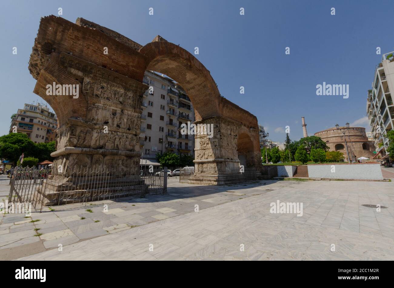Gesamtansicht des berühmten Galerius-Bogens mit der Rotunde im Hintergrund in Thessaloniki Mazedonien Griechenland. Dieses Wahrzeichen war früher ein Osmaner Stockfoto