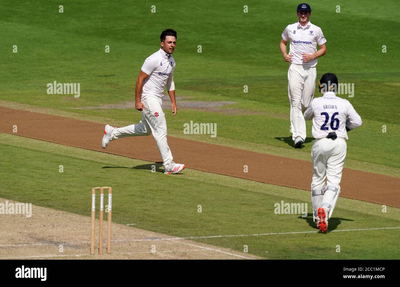 Sussex's Tom Haines (links) feiert, das Wicket von Essex's Ryan Ten Doeschate während des dritten Tages des Bob Willis Trophy-Spiels auf dem 1. Central County Ground in Hove zu nehmen. Stockfoto