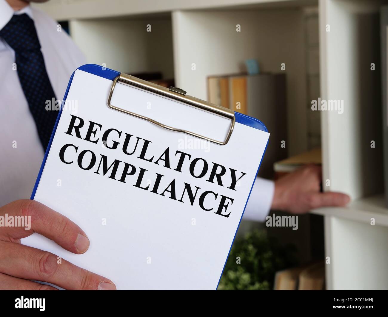 Der Büroangestellte Einhaltung behördlicher Auflagen leeres Formular. Stockfoto