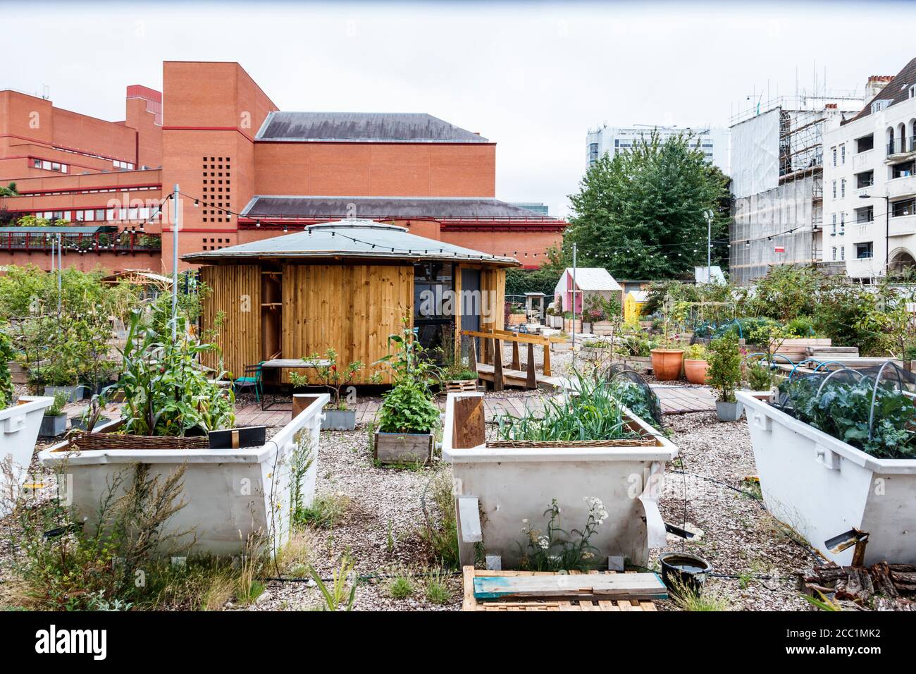 Der bewegliche Skip Garden, 2009 von Global Generation gegründet und heute The Story Garden genannt, befindet sich in der Ossulston Street, King's Cross, London, Großbritannien Stockfoto
