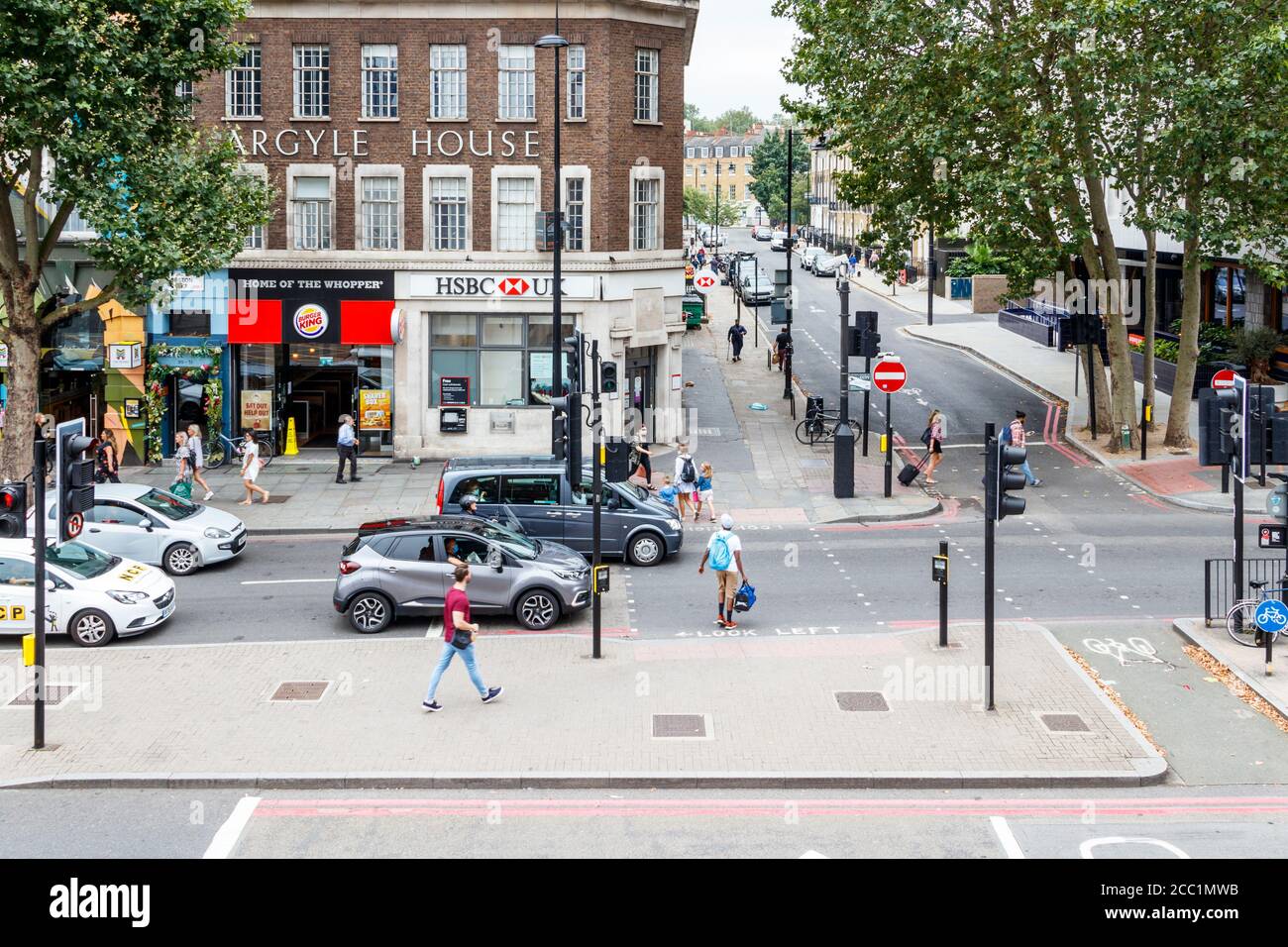 Verkehr und Fußgänger auf der Euston Road, Argyle Street gegenüber, London, Großbritannien Stockfoto